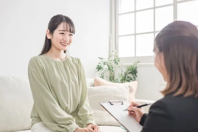 今後のケアや自宅でのアドバイスを共有する様子