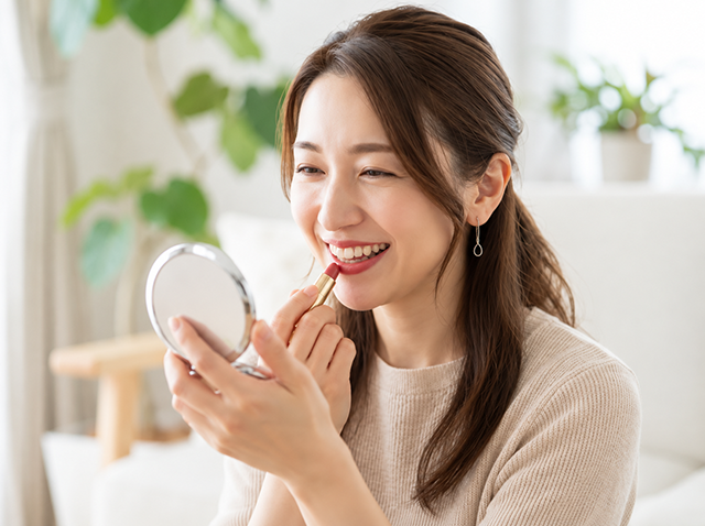メイクや身だしなみを整える女性のイメージ
